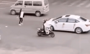 Cô gái lao ra đường chặn xe hoa cản người yêu cũ đi lấy vợ