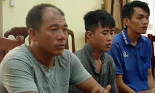 Tàu bị chìm khi đang đánh bắt cá, 5 người ôm can nhựa một giờ trên biển