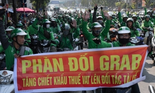 Tài xế GrabBike tắt app, tụ tập diễu hành phản đối tăng khấu trừ