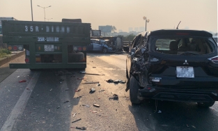 Hà Nội: Hai xe đầu kéo, một xe tải và hai ôtô tông nhau trên cầu Thanh Trì