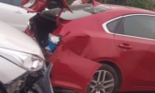 3 ô tô tông liên hoàn trên cầu Nhật Tân gây ùn tắc kéo dài