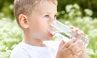 Bác sĩ lưu ý 3 thời điểm không nên cho trẻ uống nước vì rất hại cho sức khỏe