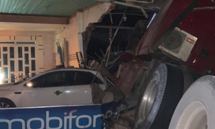 Đồng Nai: Xe container mất lái tông sập nhà dân