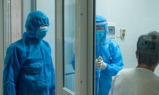 Bệnh nhân tiên lượng không qua khỏi được các bác sĩ cứu sống tại khu cách ly