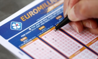 Một người may mắn trúng giải độc đắc xổ số trị giá 200 triệu Euro 