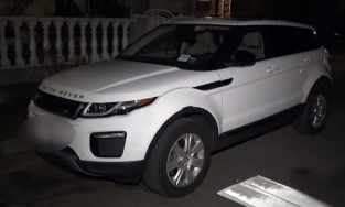 Em gái được anh trai 12 tuổi lái ôtô chở đi chơi 160 km