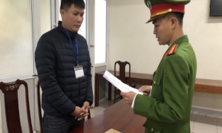 Tài xế xe buýt bất chấp biển báo khi qua ngã tư tông chết bé trai 11 tuổi