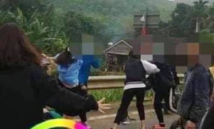 2 nhóm nữ sinh lên Facebook thách đấu, dùng mũ bảo hiểm “choảng” nhau loạn xạ 