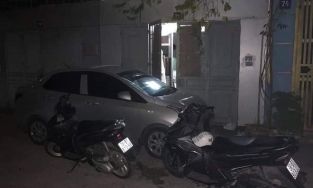 Ô tô đỗ chặn ngay cửa, chủ nhà phải ngủ ngoài đường cả đêm
