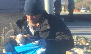 Người đàn ông vô gia cư nhận nuôi chú chó bị bỏ rơi và nhận cái kết ngoài sức tưởng tượng