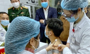 3 người đầu tiên tiêm thử nghiệm vaccine Covid-19 của Việt Nam sản xuất