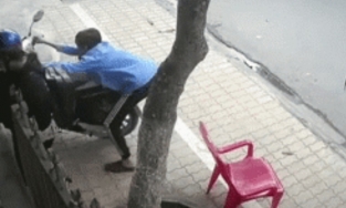 Dắt xe hộ khách lên vỉa hè, nam bảo vệ có nguy cơ phải đền tiền cho khách