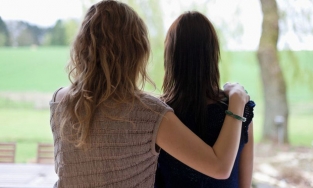 Con gái 14 tuổi tự dưng mang bầu khi mẹ bận chăm em ở viện