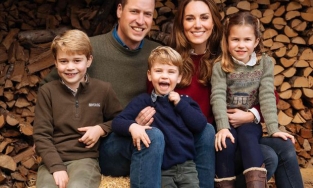 Công nương Kate đăng ảnh gia đình nhưng mọi chú ý lại dồn vào công chúa nhỏ 