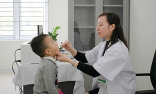 Chăm sóc trẻ ngày lạnh và những sai lầm phổ biến của cha mẹ