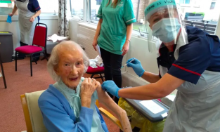 Cụ bà 108 tuổi tình nguyện tiêm vaccine Covid-19