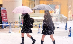 Lý do nữ sinh Nhật bất chấp thời tiết lạnh giá vẫn mặc váy ngắn đến trường