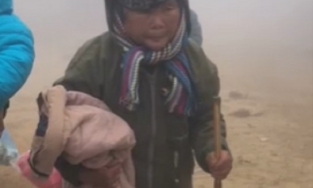 Cụ bà run cầm cập vì rét tay ôm chặt chiếc áo được tặng khiến nhiều người nghẹn ngào