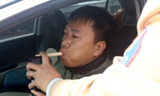 Kiểm tra nồng độ cồn bằng... ống tre