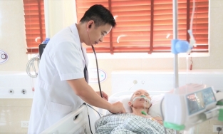 Bác sĩ hoang mang khi bệnh nhân gắt: Không biết đột quỵ phải nằm yên à?