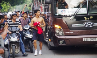 Cuộc sống nam sinh chạy bộ 8km đuổi theo Arsenal 7 năm trước giờ thế nào?