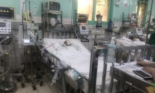 Vụ người dượng dùng kéo đâm xuyên mắt cháu bé: Cần khởi tố tội giết người?