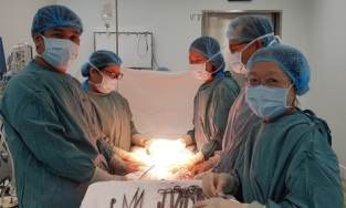 Bụng một phụ nữ lớn nhanh như thổi sau khi sử dụng nội tiết tố nam chuyển giới