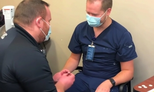 Nam thanh niên cầu hôn bạn trai ngay trong phòng tiêm vaccine Covid-19