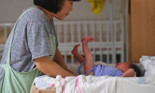 Chính quyền Seoul khuyên bà bầu chuẩn bị cơm canh cho chồng trước khi đi đẻ