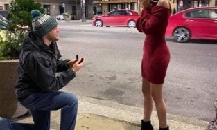 Được bạn trai cầu hôn suốt một tuần mà cô gái vẫn không biết