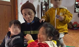 Hai bé bị bỏ rơi trên đê sông Hồng có thể phải vào trại trẻ mồ côi