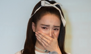 Màn khóc 'sám hối' của Nhã Phương ở họp báo bị nhận xét là 'giả trân'