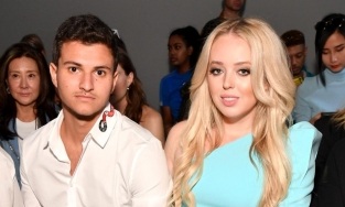 Con gái út của ông Trump đính hôn trong ngày cuối cùng cha ở Nhà Trắng