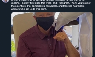 Tỷ phú Bill Gates tiêm vaccine Coivd-19