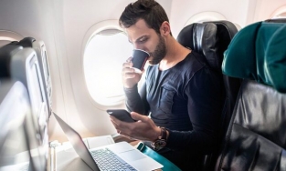 Tiếp viên hàng không tiết lộ thứ họ không bao giờ uống trên máy bay