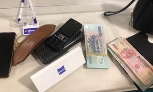 Tiếp viên hàng không trả lại túi xách có 130 triệu để quên trên máy bay