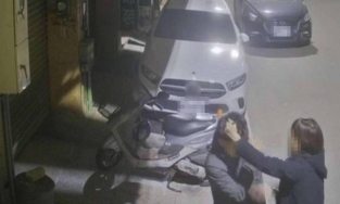 Chàng trai ăn 50 cái tát phải quỳ gối xin lỗi vì không nghe máy bạn gái gọi