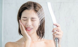 Tắm buổi tối hay tắm buổi sáng tốt hơn?