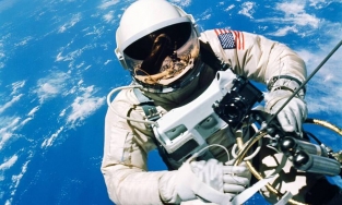 Tại sao phi hành gia luôn mặc đồ màu trắng hoặc màu cam khi đi vào vũ trụ