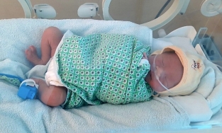 Hà Nội: Một bé sơ sinh nằm ngoài đường đúng đêm 29 Tết