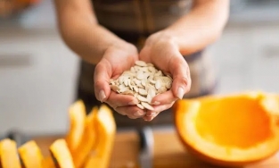 Lưu ý khi cắn hạt bí ngày tết để tránh mang bệnh vào người