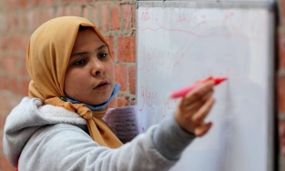 Nữ sinh 12 tuổi mở lớp ở đường dạy 30 em không thể đến trường do Covid-19