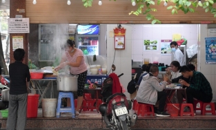 Hà Nội: Nới lỏng các điều kiện kinh doanh, giãn cách xã hội, xem xét thời điểm đi học của học sinh, sinh viên