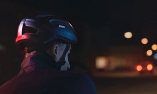 Mũ bảo hiểm tự bật đèn khi trời tối với mức giá khoảng 300 USD