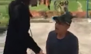 Cô gái xinh đẹp cầm gậy đuổi đánh kẻ sàm sỡ nơi công cộng khiến gã biến thái phải quỳ gối xin lỗi 