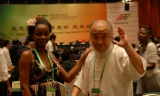 Cuộc hôn nhân xuyên biên giới của chàng hoạ sĩ già chi 143 tỷ đồng cưới 'nàng thơ' châu Phi kém 21 tuổi