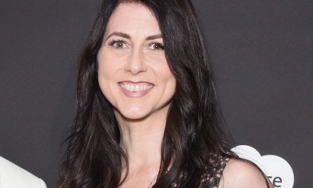 Vợ cũ Jeff Bezos cho đi hết tài sản sau khi tái hôn với thầy giáo của con