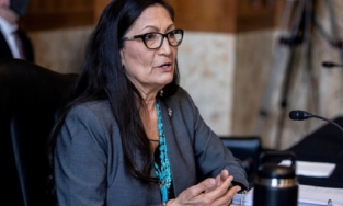 Bà Deb Haaland trở thành Bộ trưởng gốc thổ dân đầu tiên của Mỹ