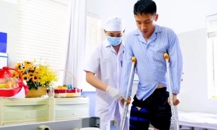 Sau ca phẫu thuật Hùng Dũng tập đi với nạng, bác sĩ tiết lộ khả năng xuất viện 