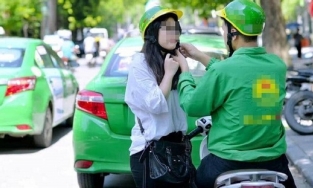 Hành động của tài xế xe ôm công nghệ với cô gái trẻ giữa đêm xôn xao MXH